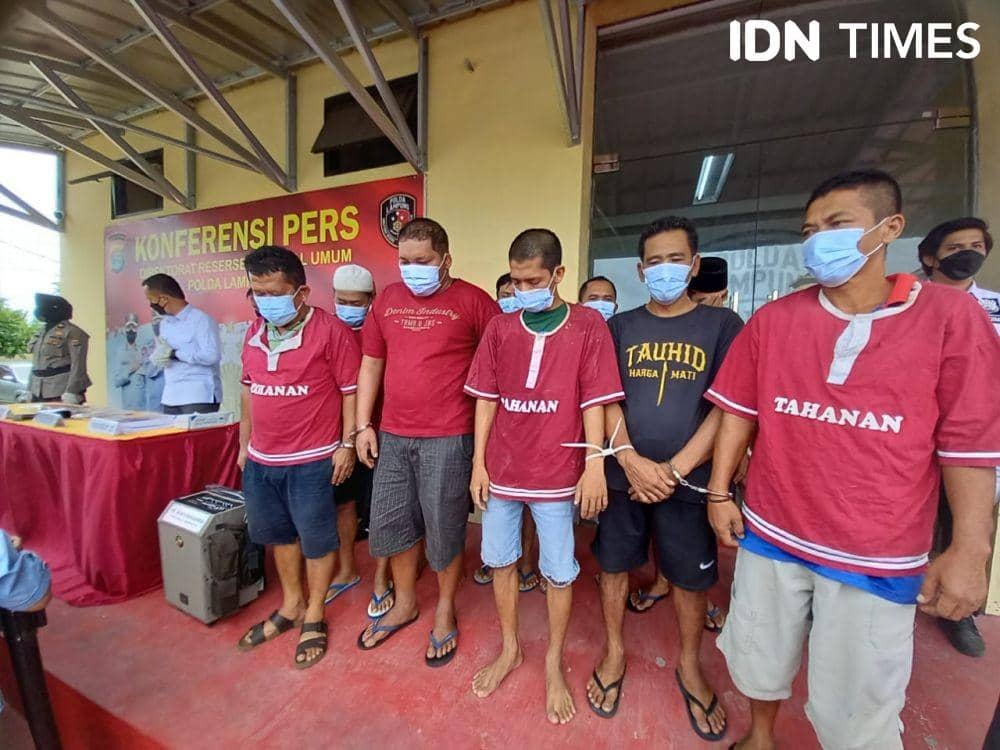 Ditreskrimum Polda Lampung bersama Polres jajaran, mengamankan sebanyak 101 pelaku tindak pidana perjudian terjadi di sejumlah wilayah hukum Polda Lampung. (IDN Times/Tama Yudha Wiguna)