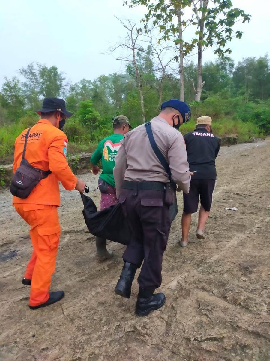 Evakuasi korban yang hanyut dan hilang di Sungai Ipak Gunungkidul.(doc.Basarnas Yogyakarta)