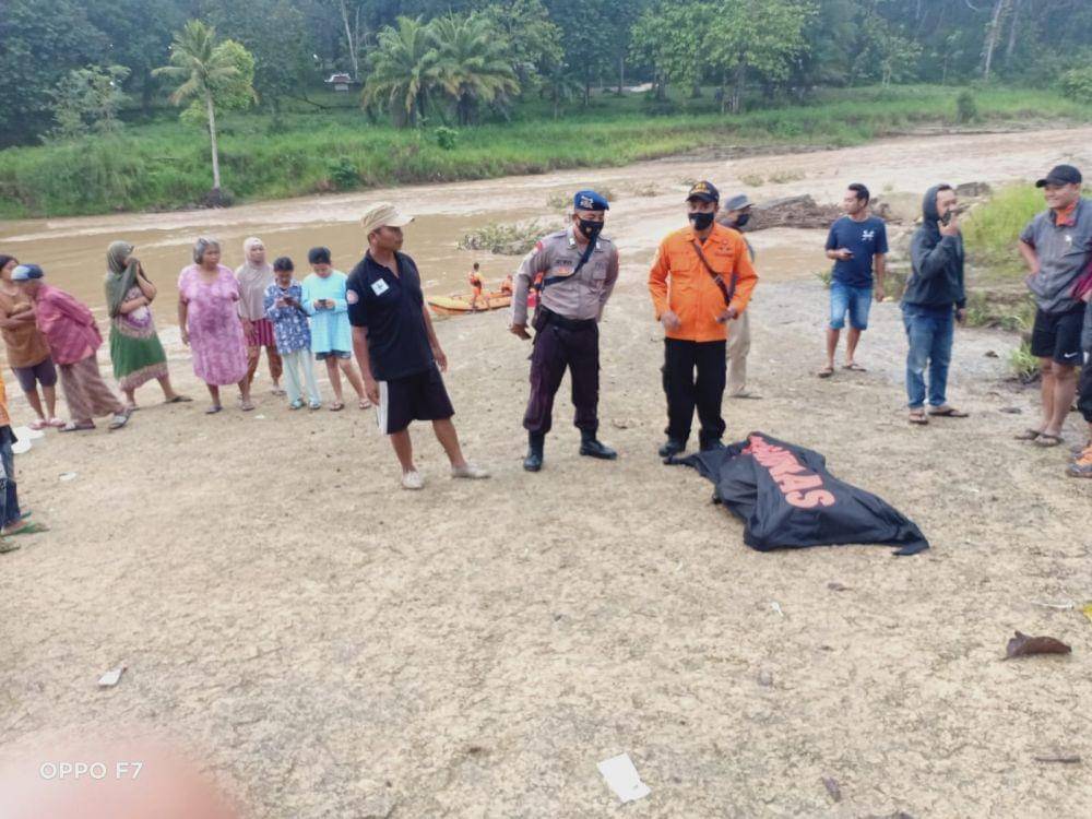 Evakuasi korban yang hanyut dan hilang di Sungai Ipak Gunungkidul.(doc.Basarnas Yogyakarta)