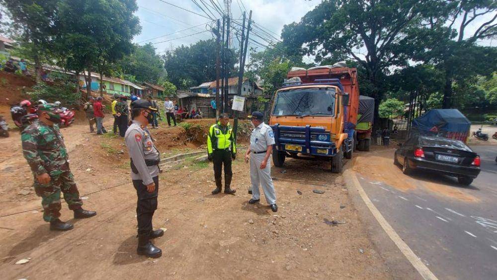 TKP kecelakaan truk yang terjadi pada Minggu (7/11/2021) di Sumedang. (Dok. Jasa Raharja)