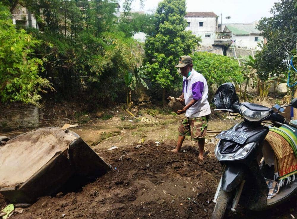 Warga berusaha mengais sisa-sisa barang yang bisa diselamatkan pasca banjir. Dok/istimewa