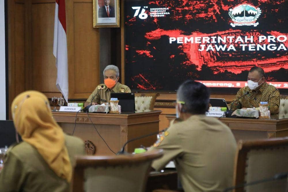 Gubernur Jateng Ganjar Pranowo saat rakor pengendalian COVID-19 di kantornya. (Dok Humas Pemprov Jateng)