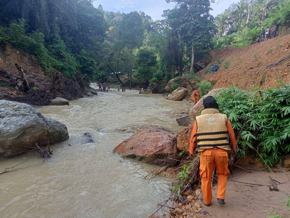 Proses pencarian korban hanyut di sungai tempat Pemandian Gunung Pandan, Aceh Tamiang. (Foto: Pos SAR Langsa)