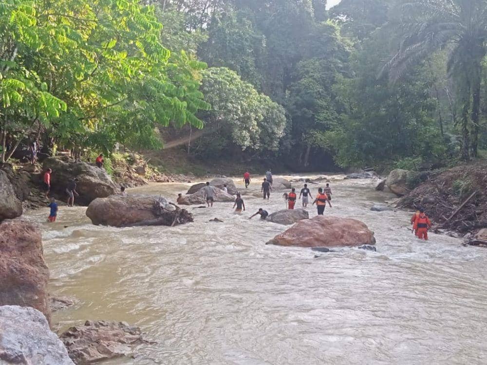 Proses pencarian korban hanyut di sungai tempat Pemandian Gunung Pandan, Aceh Tamiang. (Foto: Pos SAR Langsa)