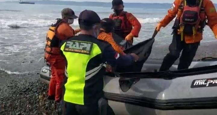 Tangis Keluarga Iringi Penemuan Jasad Dua Pelajar Tenggelam di Pantai