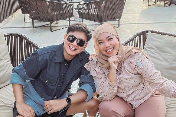 10 Penampilan Baru Mumuk Gomez dalam Balutan Hijab, Banjir Pujian!