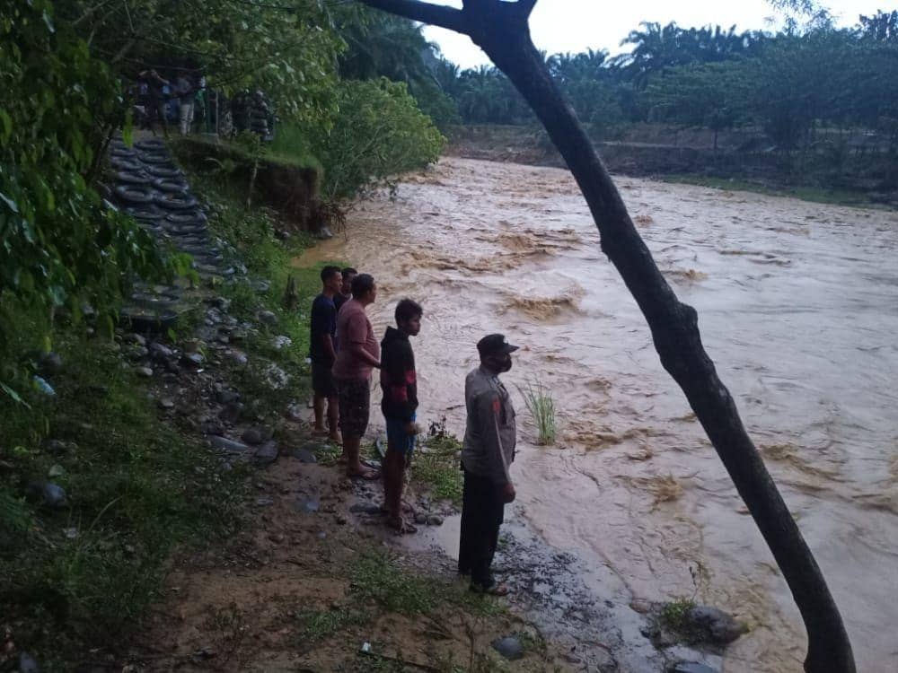 Proses pencarian korban hanyut di sungai tempat Pemandian Gunung Pandan, Aceh Tamiang. (Foto: Humas Polres Aceh Tamiang)