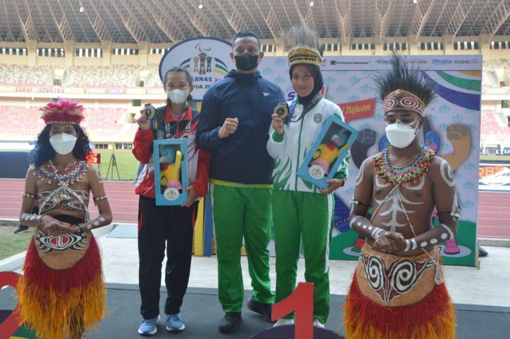 Ketua NPC Sumut, Alan Sastra Ginting bersama Putri Aulia (kanan) meraih medali emas nomor lari atletik di Peparnas Papua 2021 (Dok.IDN Times/istimewa)