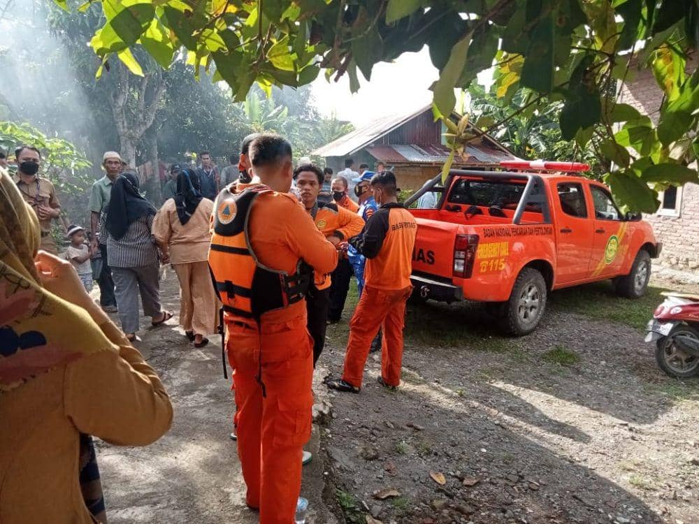 ua korban tenggelam di Pantai Cuku Batu Pekon Terbaya Kecamatan Kota Agung, Tanggamus, Minggu (7/11/2021). (IDN Times/Istimewa).