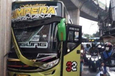 Bus tabrak tiang beton di Jalan Ciledug Raya pada Selasa (8/11/2021) pagi. (dok. TMC Polda Metro Jaya)