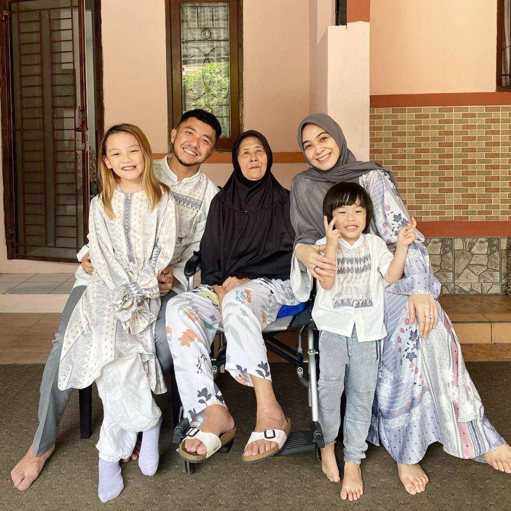 OOTD ala Keluarga Omesh dan Dian Ayu. (instagram.com/dianayulestari/)