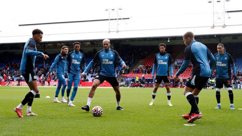 pemain Newcastle lakukan pemanasan sebelum laga (premierleague.com)