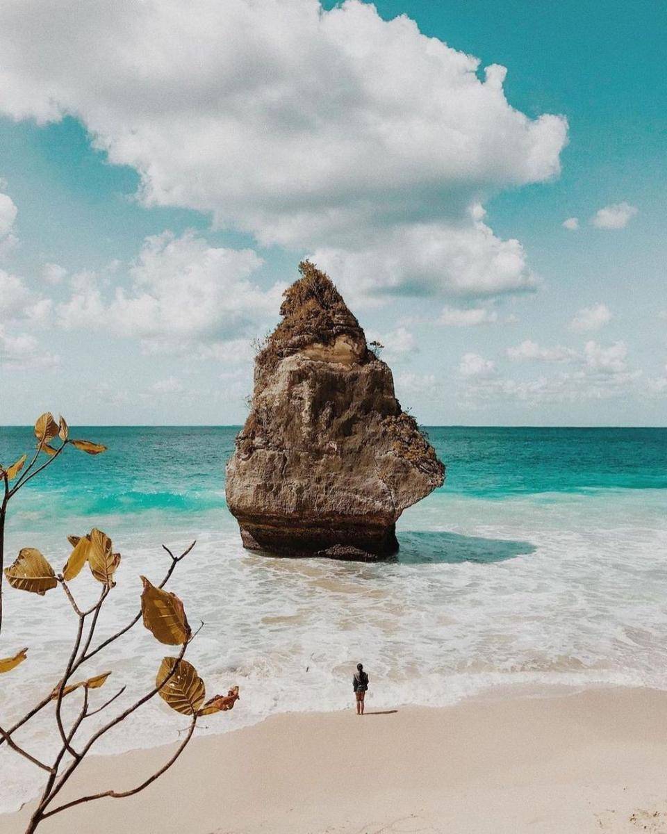 Pantai Suwehan, Nusa Penida (instagram.com/sendalbukit)