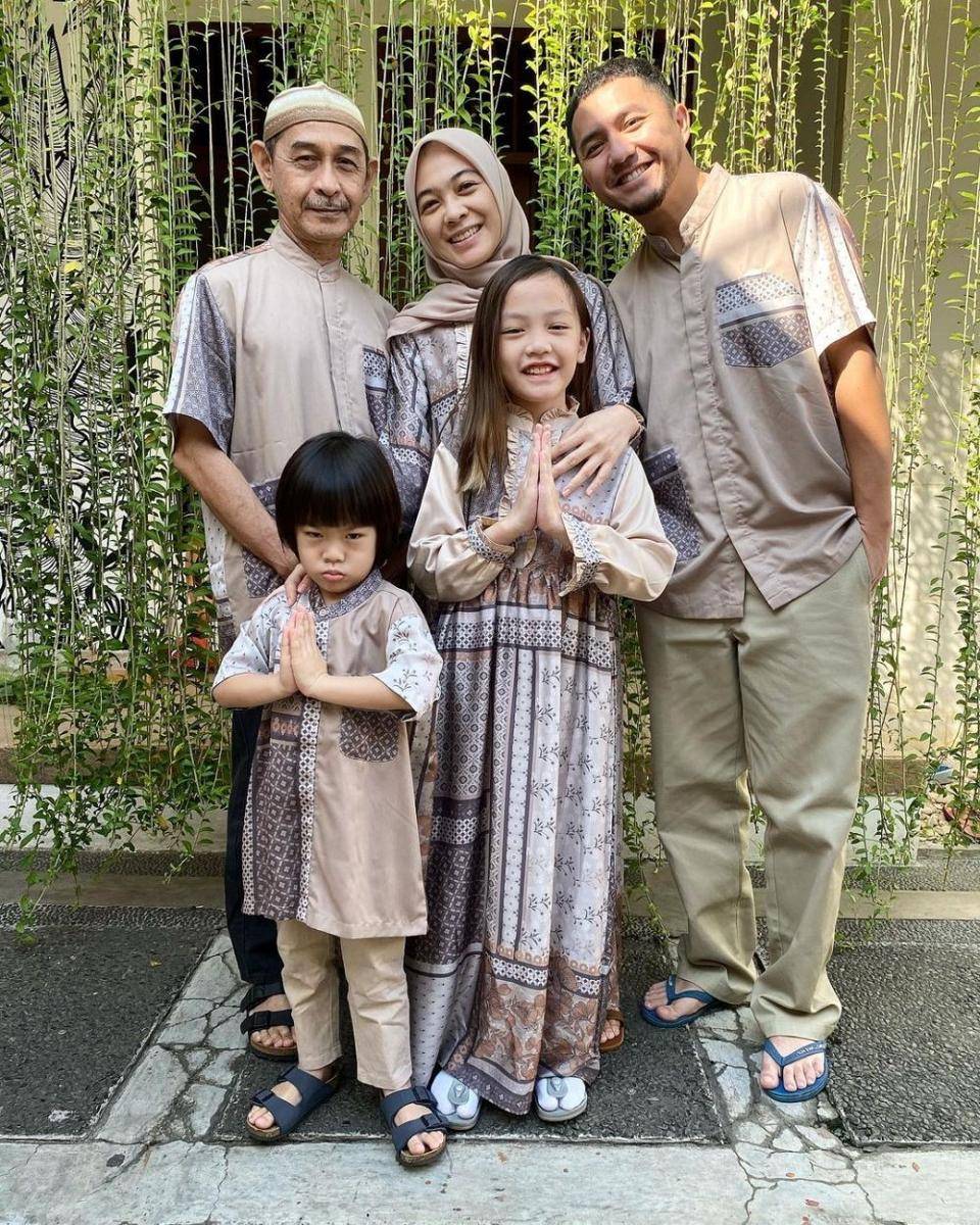 OOTD ala Keluarga Omesh dan Dian Ayu. (instagram.com/dianayulestari/)
