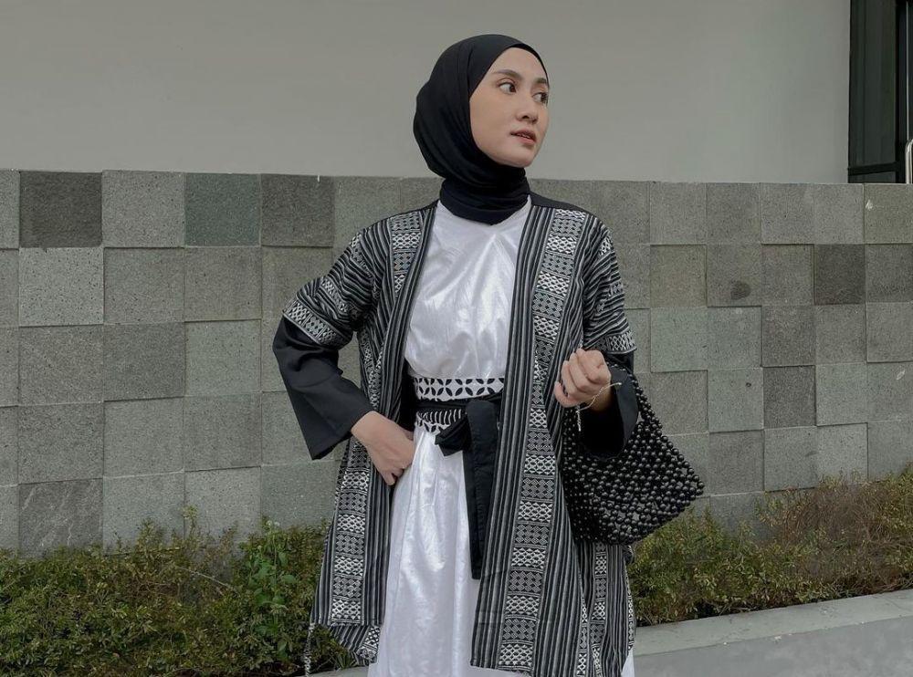 10 Penampilan Maksimal Pakai Hijab Hitam ala Inas Rana