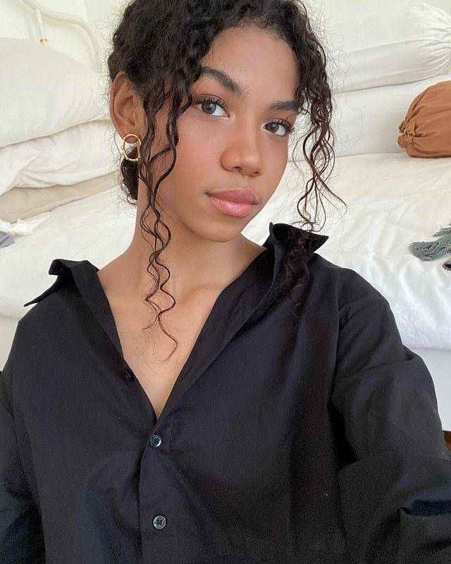Zsazsa Utari (instagram.com/zsazsautari)