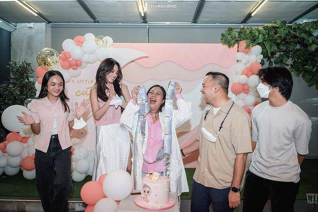 momen keseruan baby shower Nola B3 (instagram.com/riafinola)