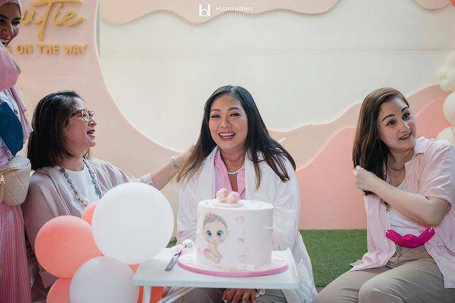 momen keseruan baby shower Nola B3 (instagram.com/riafinola)