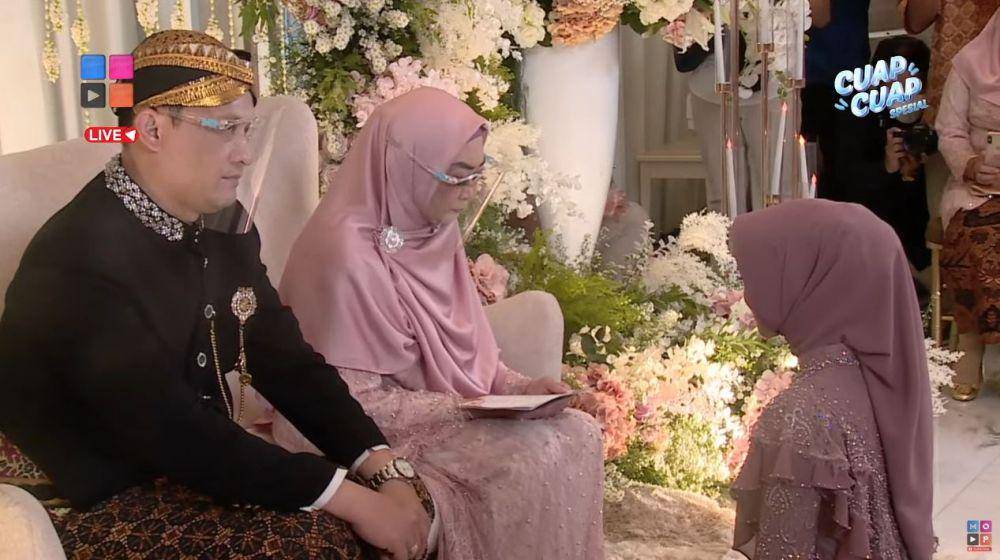 momen siraman Ria Ricis (YouTube.com/MOP Channel)