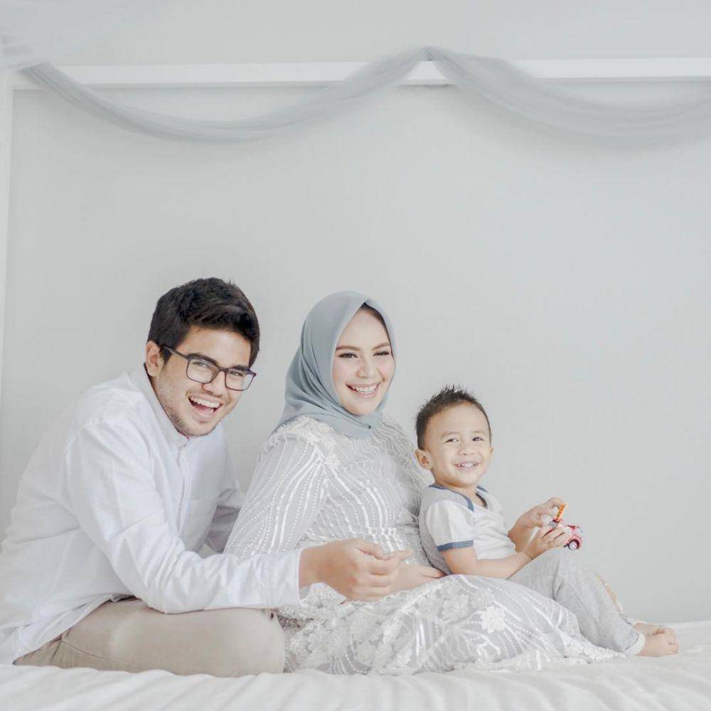 Maternity Photoshoot. (instagram.com/nadinegaus)