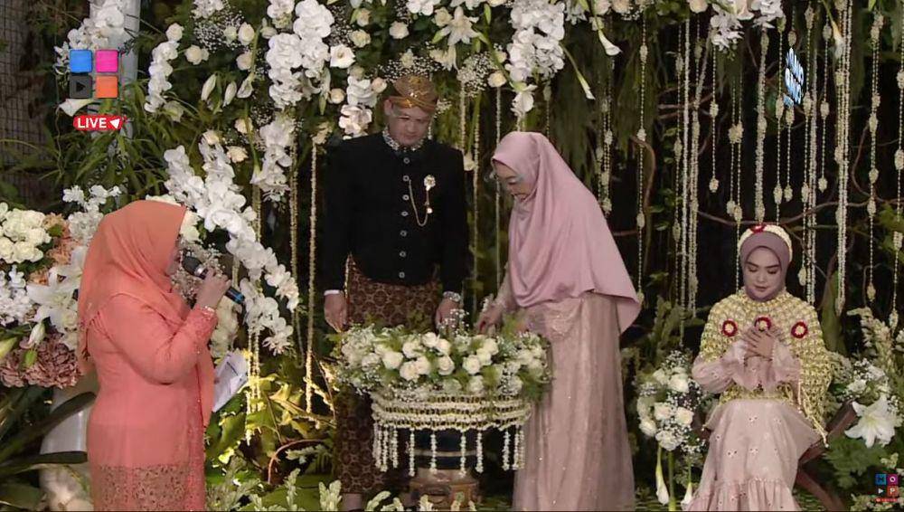 momen siraman Ria Ricis (YouTube.com/MOP Channel)