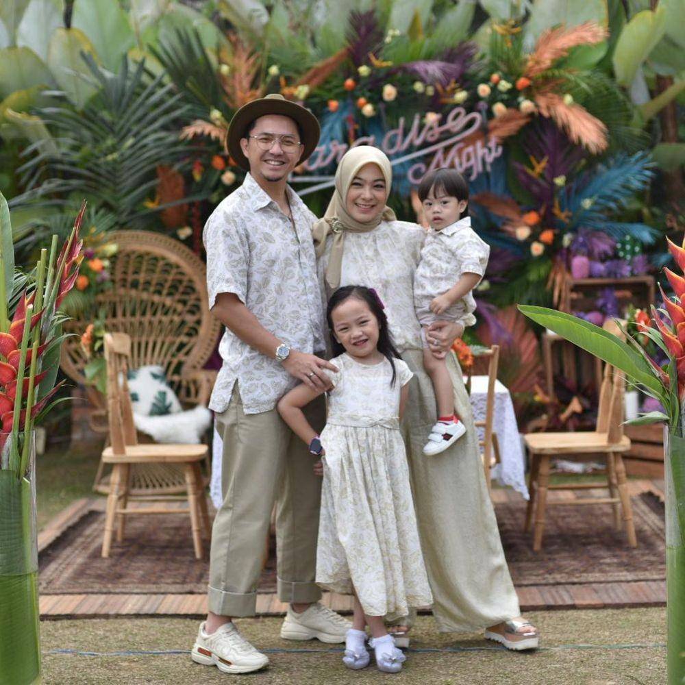 OOTD ala Keluarga Omesh dan Dian Ayu. (instagram.com/dianayulestari/)