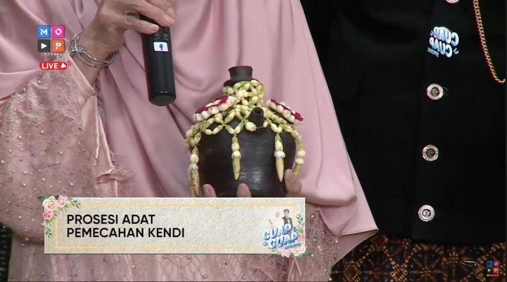 momen siraman Ria Ricis (YouTube.com/MOP Channel)