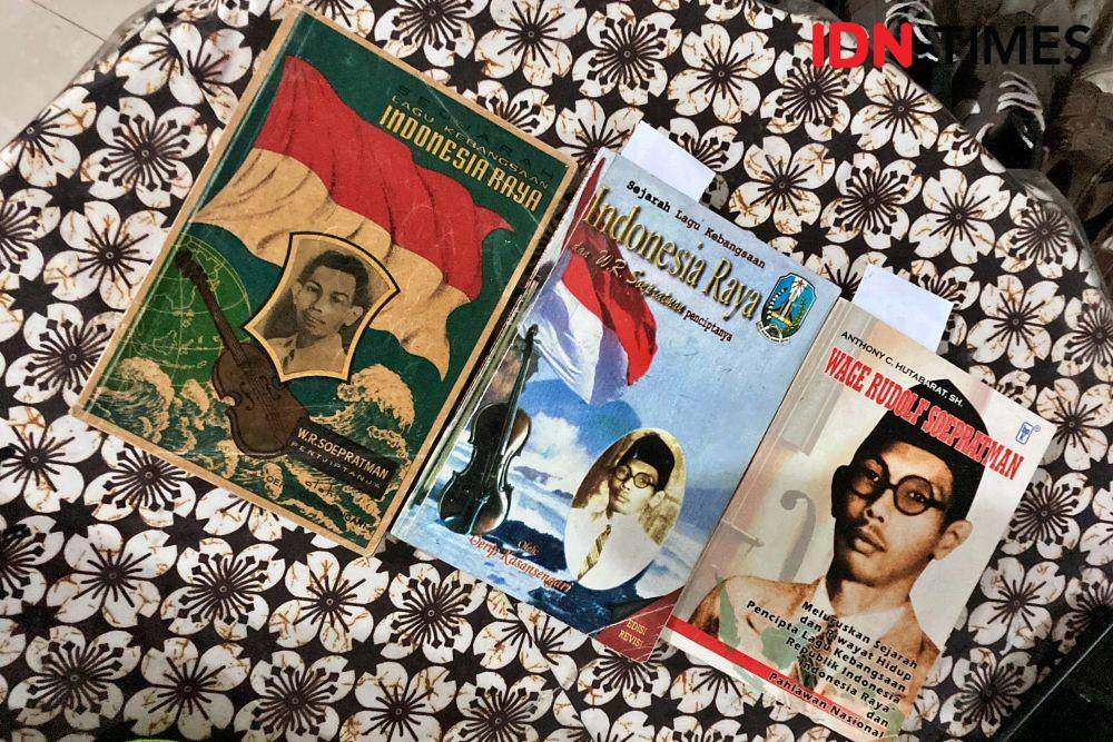 Buku ciptaan Oerip Kasangsengari yang banyak mengisahkan kehidupan W.R. Soepratman (IDN Times/Abraham Herdyanto)