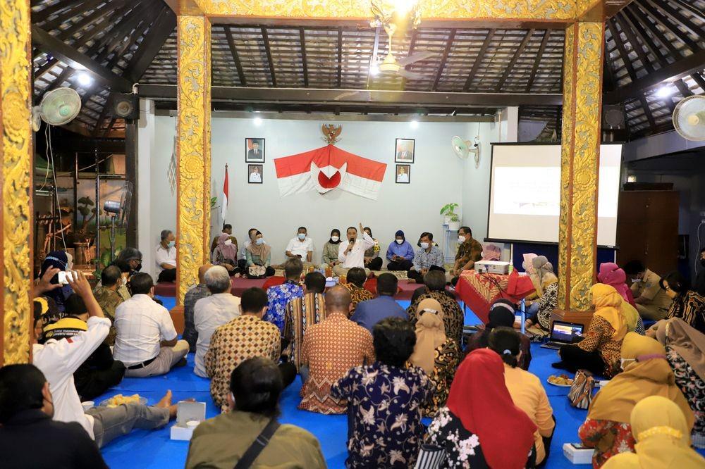 Wali Kota Surabaya, Eri Cahyadi bersama jajaran Pemerintah Kota (Pemkot) Surabaya menggelar cangkrukan dengan warga di Balai RW. (Dok. Pemkot Surabaya)