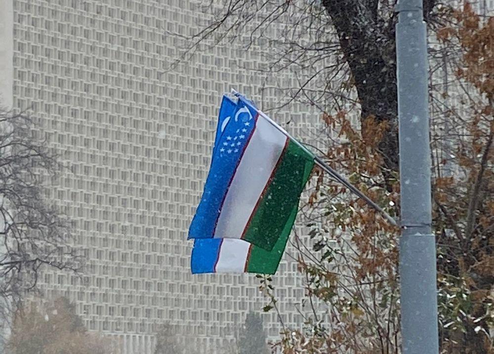Bendera Uzbekistan di Tashkent. (twitter.com/steveswerdlow)