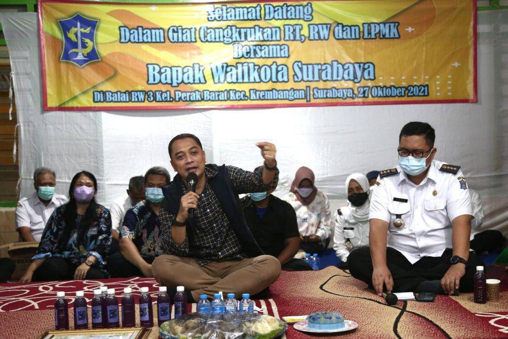 Wali Kota Surabaya, Eri Cahyadi bersama jajaran Pemerintah Kota (Pemkot) Surabaya menggelar cangkrukan dengan warga di Balai RW. (Dok. Pemkot Surabaya)