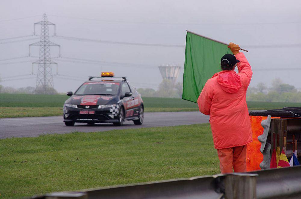 ilustrasi green flag (letstalkmotorsport.com)