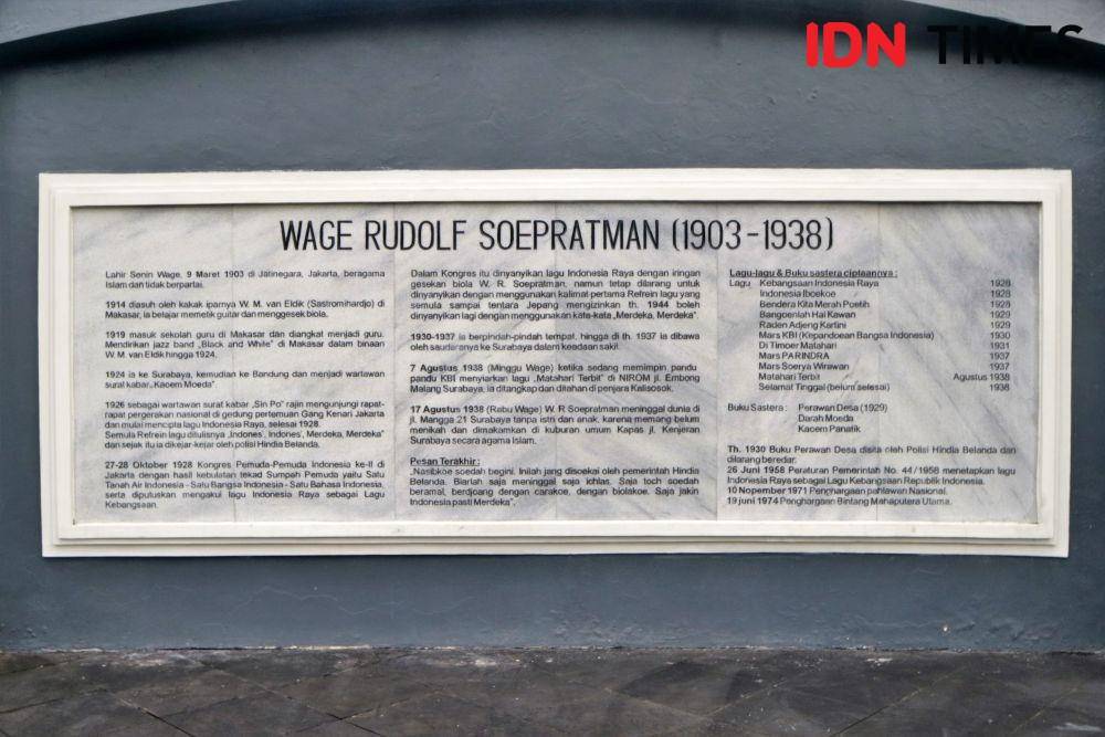 Monumen peringatan W.R. Soepratman yang dipasang di area makamnya. (IDN Times/Abraham Herdyanto)