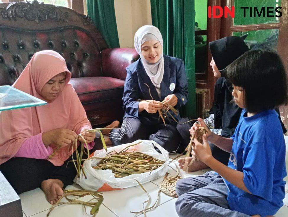 Mojang Purwakarta Olah Eceng Gondok dari Hama Jadi Barang Berguna