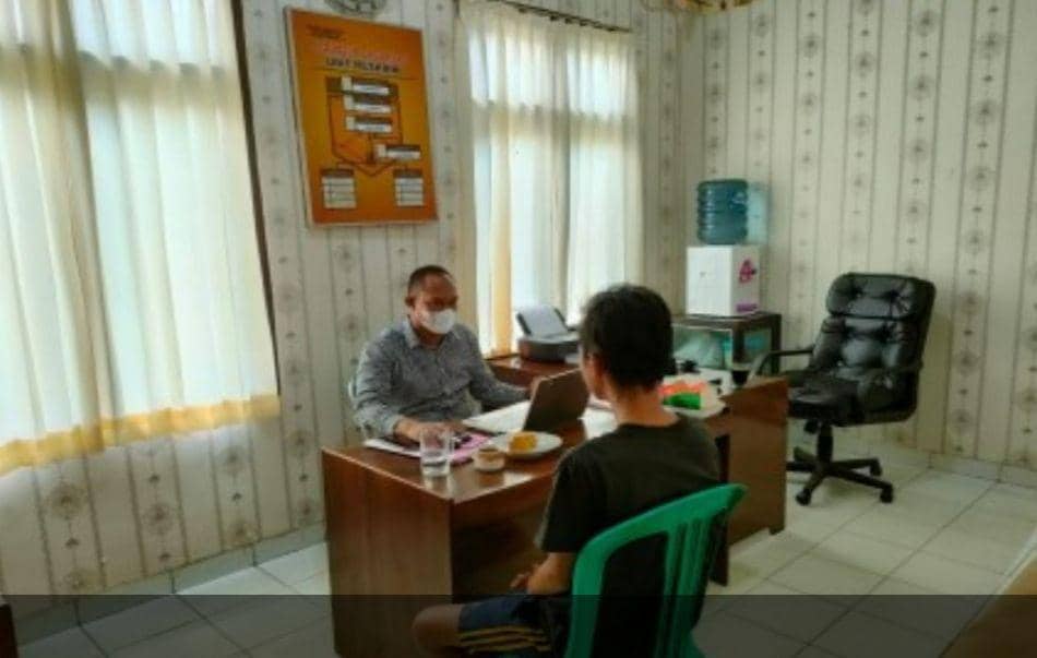Pelaku TS saat diperiksa di Way Bungur Polres Lampung Timur. (IDN Times/Istimewa)