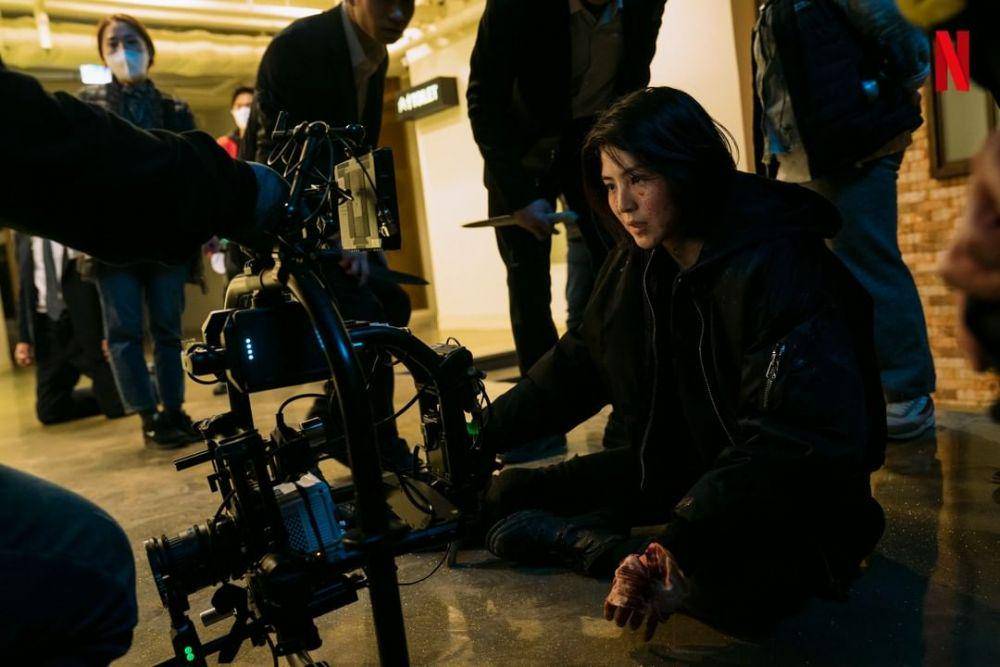 Han So Hee di balik layar My Name. (instagram.com/netflixkr)