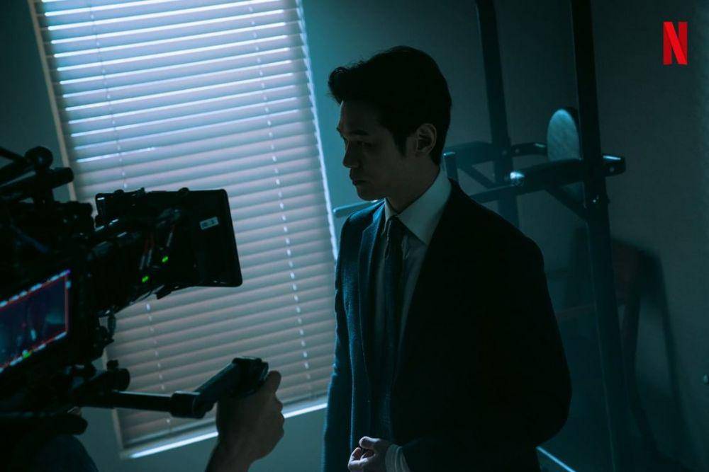 Lee Hak Joo di balik layar My Name. (instagram.com/netflixkr)