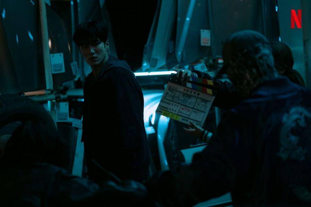 Ahn Bo Hyun di balik layar My Name. (instagram.com/netflixkr)