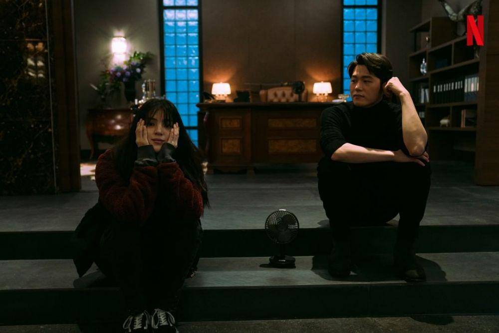 Han So Hee dan Lee Hak Joo di balik layar My Name. (instagram.com/netflixkr)