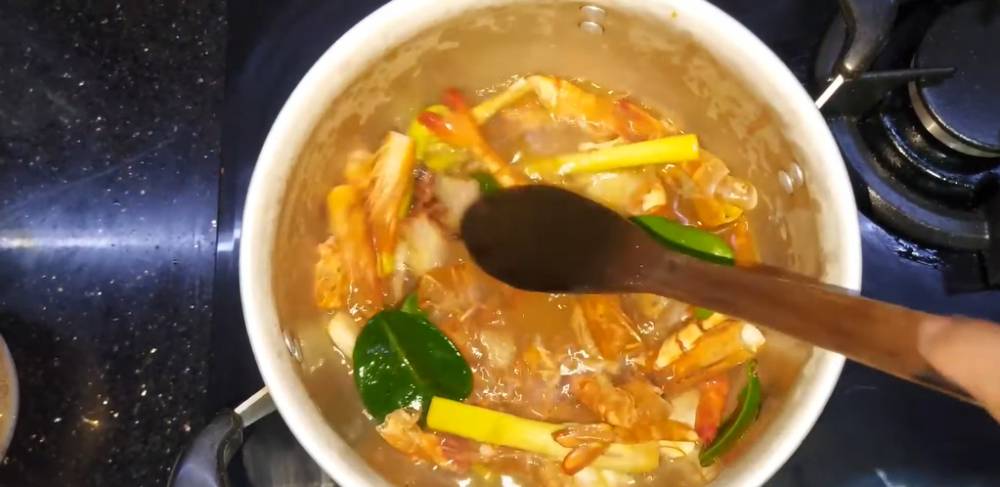 ilustrasi persiapan kuah tom yam (youtube.com/GustiAndreanSuryaPratama)
