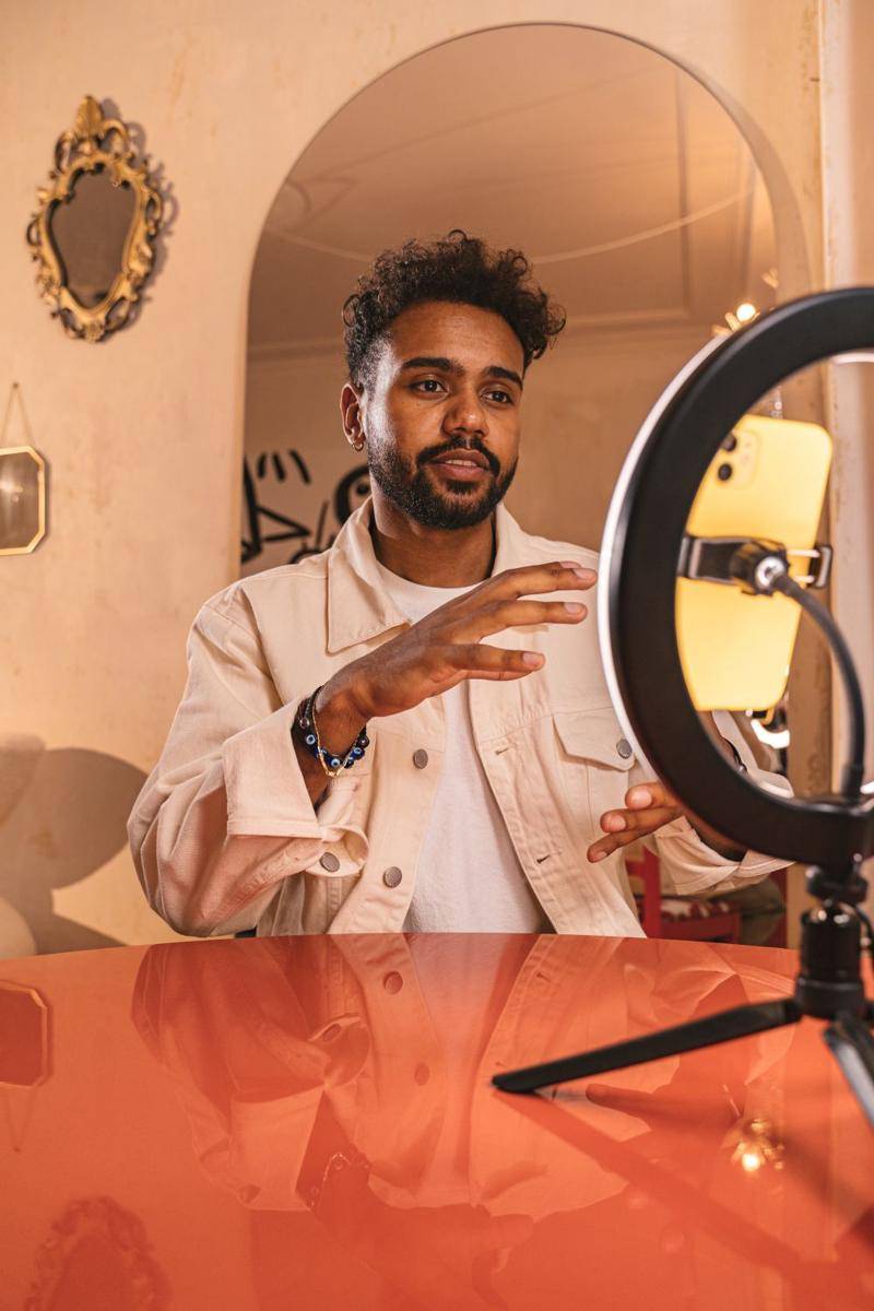 ilustrasi video call (pexels.com/ANTHONY SHKRABA production)