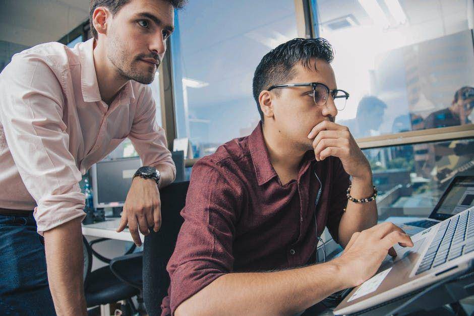 ilustrasi suasana kerja (pexels.com/Apunto Group Agencia de publicidad)