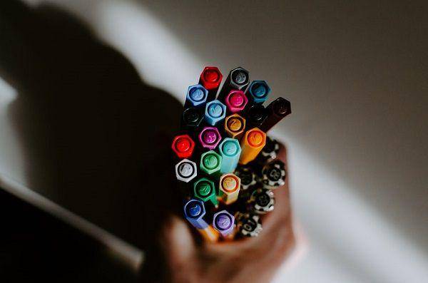 ilustrasi memegang pulpen (unsplash.com/Kelly Sikkema