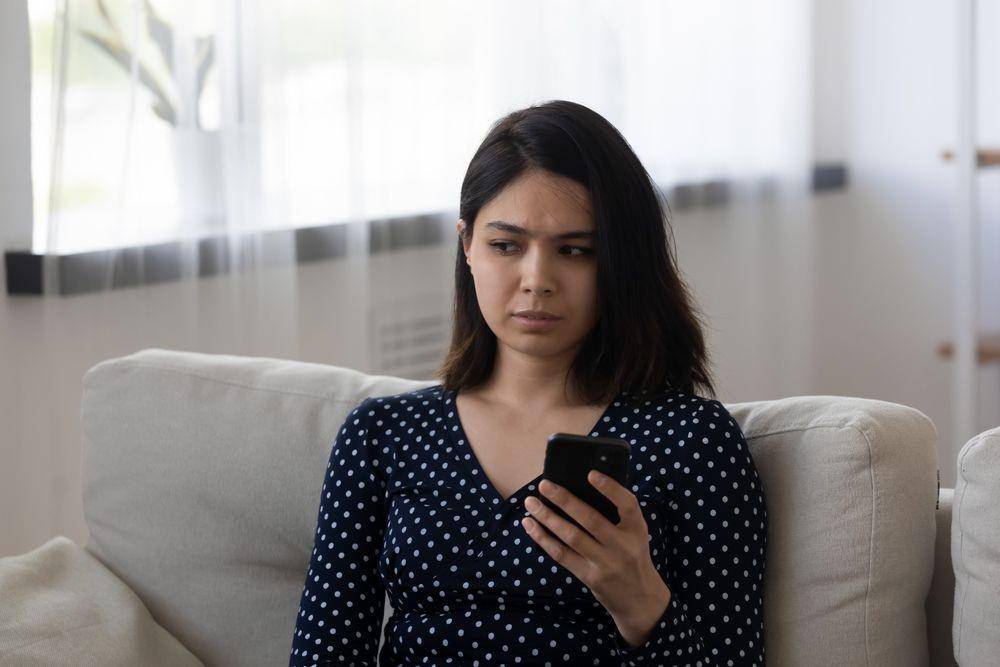 Seseorang sedang menggunakan medsos. (Shutterstock/fizkez)