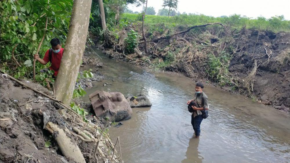 Arca kepala kala yang terangkat saat proses normalisasi aliran sungai. IDN Times/ istimewa