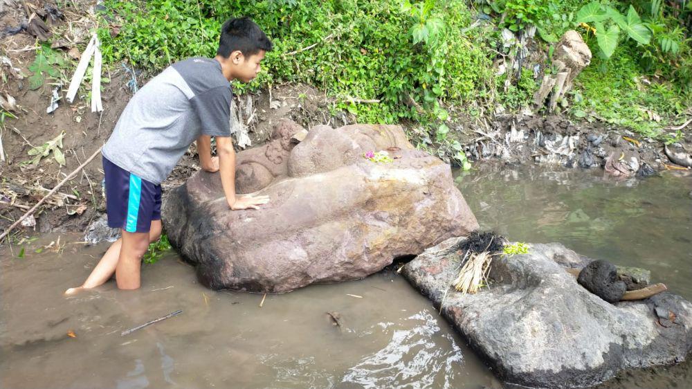 Arca kepala kala yang terangkat saat proses normalisasi aliran sungai. IDN Times/ istimewa