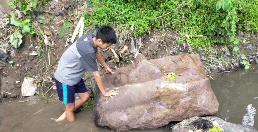 Arca kepala kala yang terangkat saat proses normalisasi aliran sungai. IDN Times/ istimewa