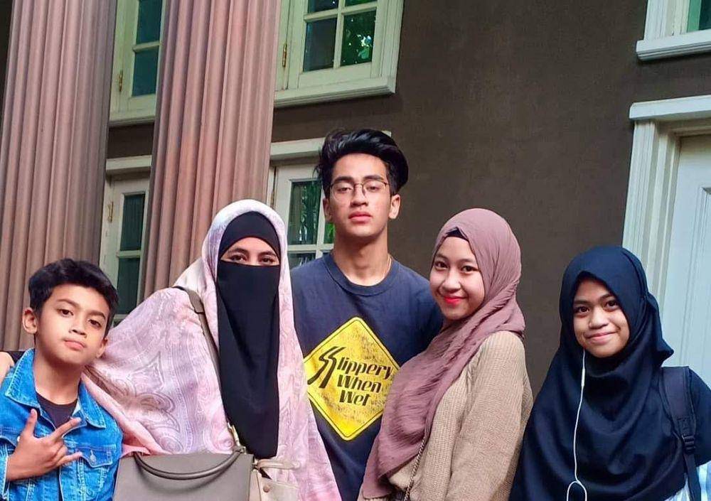 Pipik Dian Irawati dan buah hati (instagram.com/abidzar73)