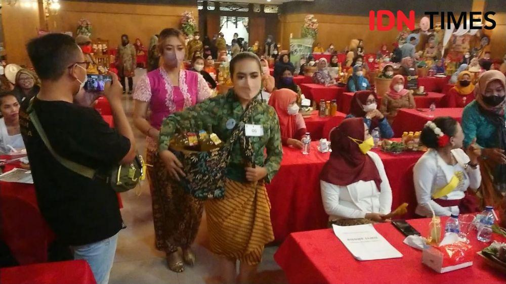 Mengintip Serunya Lomba Jamu Gendong di Tulungagung