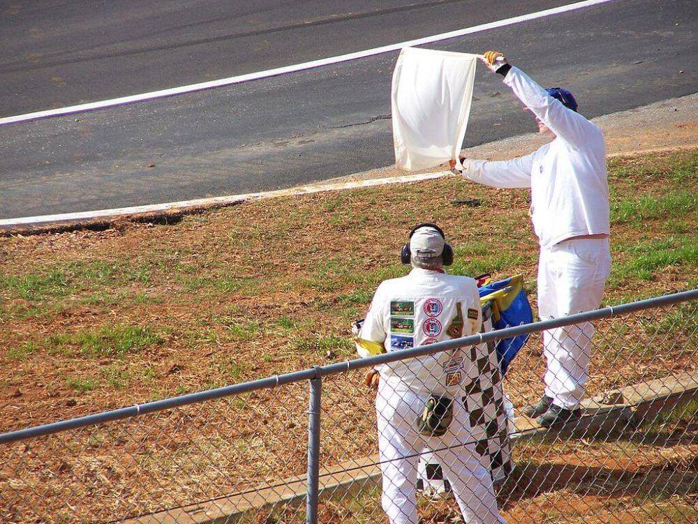 ilustrasi white flag (letstalkmotorsport.com)